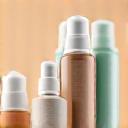 Voorbeelden van milieuvriendelijke cosmeticaverpakkingen: gerecycled glas en PCR plastic.